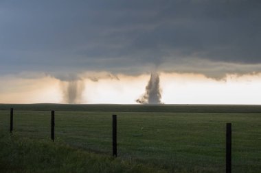 İkiz Tornado Colorado yüksek ovalarda kir karmaşası.