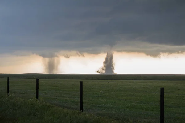 İkiz Tornado Colorado yüksek ovalarda kir karmaşası.