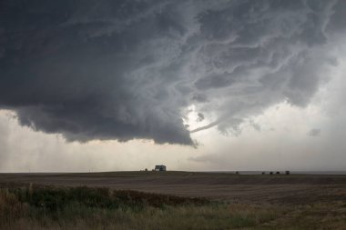 Bir ip kasırga huni supercell fırtına yamaca altında kalır.
