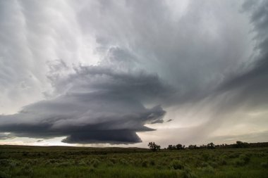 Bir supercell fırtına yamaca yüksek Doğu Colorado bu ürkütücü sahnede gökyüzüne spiral..