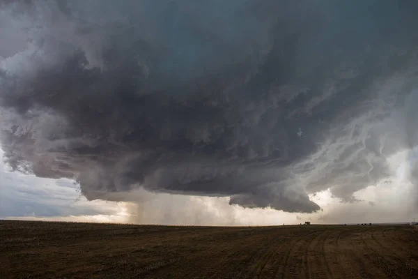 Ein Superzellen Gewitter Entwickelt Eine Wandwolke Und Beginnt Sich Über — Stockfoto