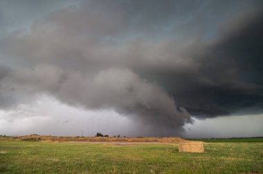 Bir düşük raf bulut ile bir supercell fırtına uğursuzca Nebraska tarım arazisi üzerinde asılı..