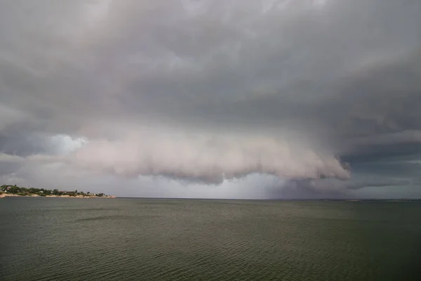 一个超级的雷雨和墙上的云层笼罩在湖面上 所有的船都离开了水来躲避暴风雨 — 图库照片