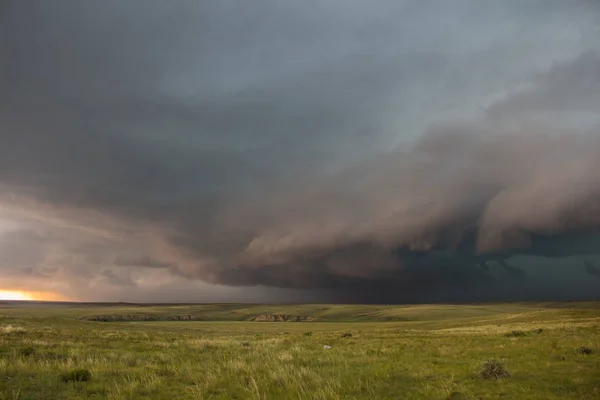 Una Severa Tormenta Acerca Sobre Paisaje Las Grandes Llanuras Sol —  Fotos de Stock