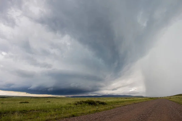 Blick Über Eine Schotterstraße Auf Ein Superzellen Gewitter Mit Bergen — Stockfoto