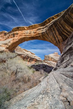 Natural Bridges Ulusal Anıtı'nda bir kanyon üzerinde bir kaya köprüsü.