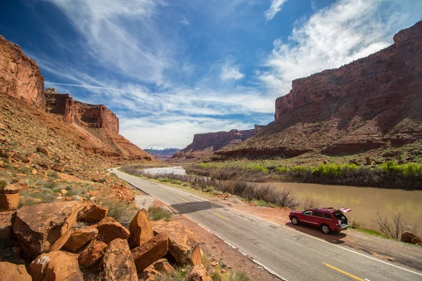 Veículo Longo Estrada Perto Rio Desfiladeiro Utah — Fotografia de Stock