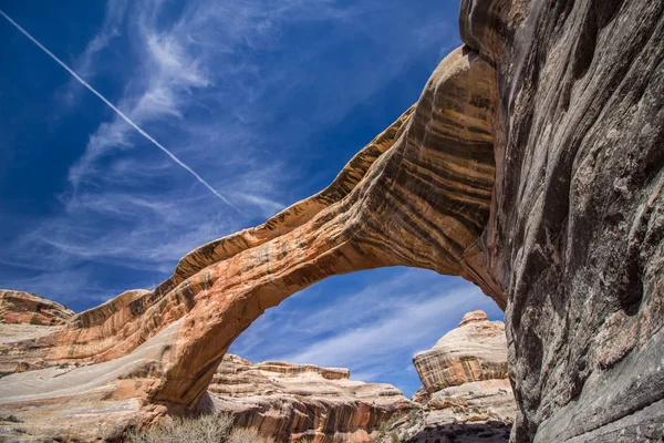 Natural Bridges Ulusal Anıtı'nda bir kanyon üzerinde bir kaya köprüsü.