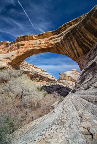 Uma Ponte Rochosa Sobre Desfiladeiro Monumento Nacional Pontes Naturais — Fotografia de Stock