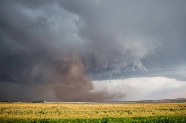 Grande Tornado Enche Com Uma Enorme Nuvem Poeira Sob Uma — Fotografia de Stock