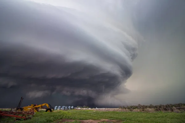 Una Enorme Tormenta Supercélulas Con Una Nube Pared Rasguñando Tierra —  Fotos de Stock