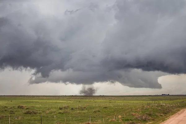 Ein Tornado Ohne Sichtbaren Trichter Setzt Auf Der Ebene Auf — Stockfoto