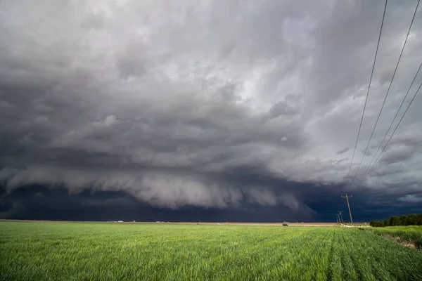 Niedrige Schelfeiswolke Und Schwerer Sturm Ziehen Rasch Über Agrarland — Stockfoto