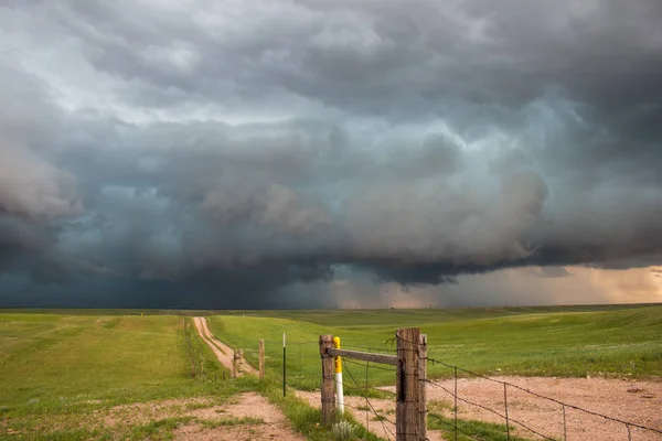 Mörk Storm Grävar Vid Horisonten Slutet Grusväg Landsbygden — Stockfoto