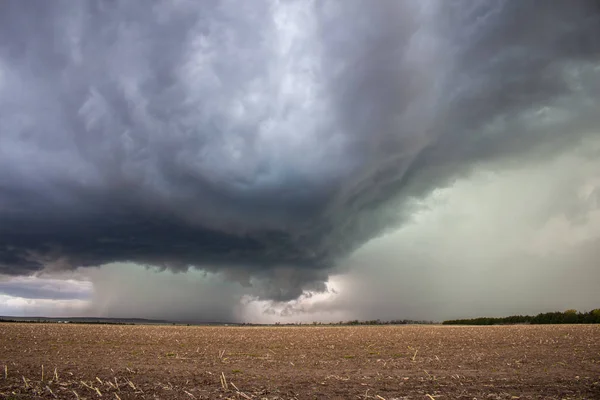 Een Supercell Onweersbui Dumpt Zware Regenval Hagel Een Leeg Veld — Stockfoto