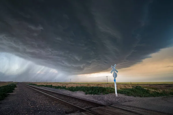 Ein Großer Sturm Fegt Über Einen Bahnübergang Schüttet Starkregen Aus — Stockfoto