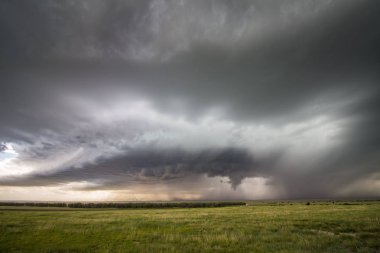 Öğleden sonra doğu Colorado düzlüklerinde bir süper hücre fırtına yaklaşıyor.