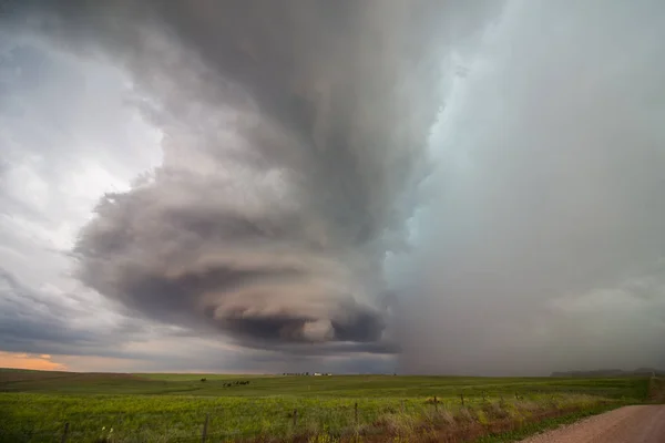 Der Hohe Rotierende Aufwind Eines Superzellen Gewitters Ragt Über Die — Stockfoto