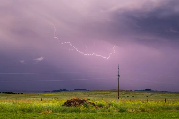 Rayo Rayas Través Cielo Lluvioso Noche Creando Brillo Púrpura — Foto de Stock