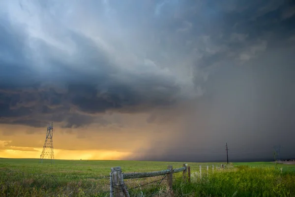 Ein Sturm Lässt Bei Sonnenuntergang Einen Sturzbach Über Die Ländliche — Stockfoto