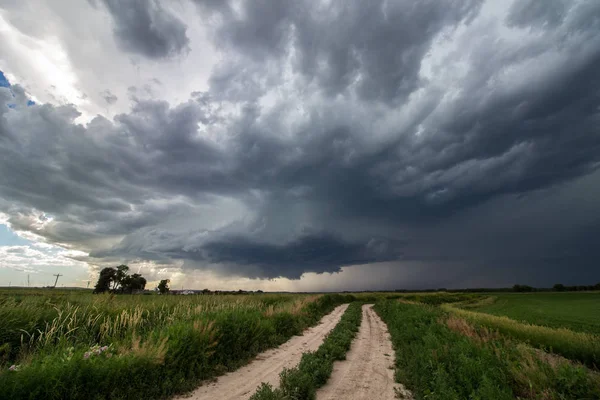 Een Supercell Onweersbui Lokt Lucht Een Onverharde Weg Het Land — Stockfoto