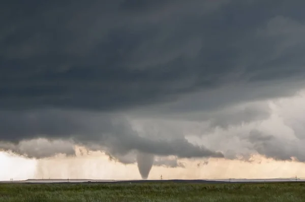 Tornado Cono Aterriza Bajo Base Una Tormenta Oscura Las Llanuras — Foto de Stock