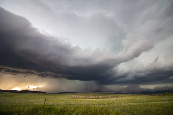 Bir süper hücre fırtınası akşam Wyoming yüksek ovaları üzerinde yağmur ve dolu büyük miktarda düşer.