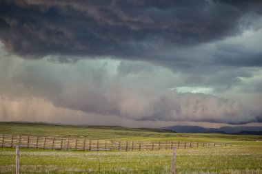 Doğu Wyoming'in yüksek ovalarında bir süper hücre fırtınası altında uzun kuyruk bulutu oluşturan bir duvar bulutu.