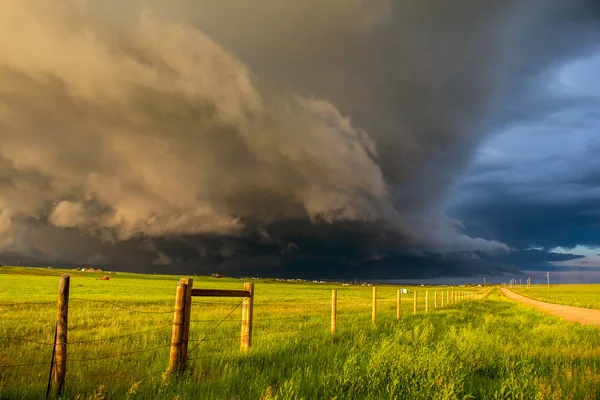 Dark Shelf Cloud Storm Approach Sun Shines Brightly Looking Fence — Stock Photo, Image