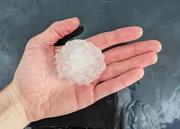 Großer Hagelstein Von Mehr Als Fünf Zentimetern Der Hand Einer — Stockfoto