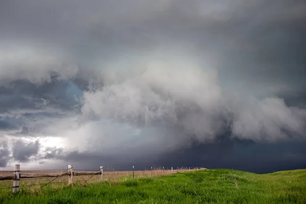 Een Donkere Storm Nadert Met Een Rafelige Plank Wolk Met — Stockfoto