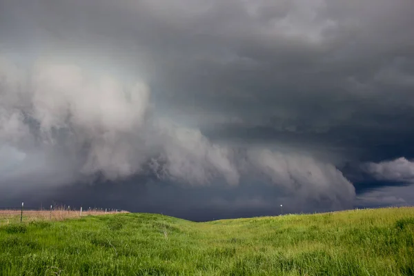 Een Donkere Storm Nadert Met Een Rafelige Plank Wolk Met — Stockfoto