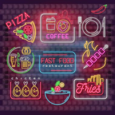 Neon parlayan işaretlere Fast Food Restoran, floresan Bar Amblemler - bira, Pizza, kızarmış patates, kahve. Parlak tabela tuğla duvar gece kasabada. Elektrik simgeler kümesi yiyecek ve içecek. Vektör çizim.