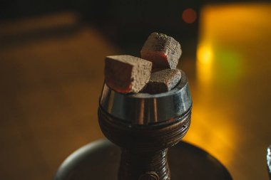 maskeli adam. gözlerden duman. yanan yüz. buharlı yüz. Halloween.