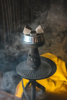 bir nargile için kömürler. pişirme nargile. nasıl bir nargile yapmak. nargile yapma süreci.