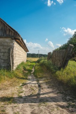 köy yolu, bu nasıl yollar Rusya, Ukrayna, Beyaz Rusya'da en köylerde bakmak.