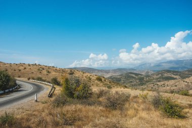 Dağ yolu. yolu bükün, çevirin.