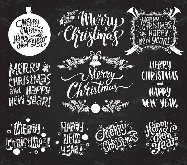 メリー クリスマスと新年あけましておめでとうございます グリーティング カード ポスター バナー ソーシャル メディアの投稿 他のグラフィック デザインの黒い黒板背景のラベルをレタリング — ストックベクタ