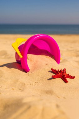 güneşli bir plaj oyuncakları