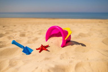 güneşli bir plaj oyuncakları