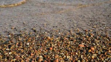 çakıl taşları üzerinde Baltık Denizi'nin sörf