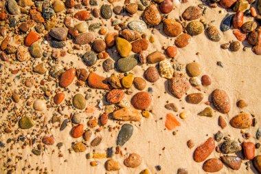 kumlu bir plajda çakıl taşları