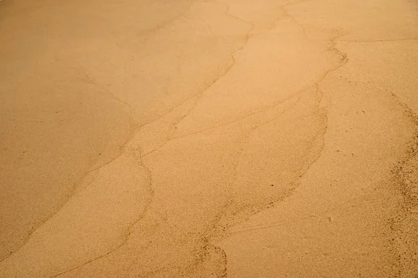 Zand Van Een Strand Met Golven — Stockfoto