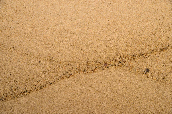 沙滩上有小卵石的沙子 — 图库照片
