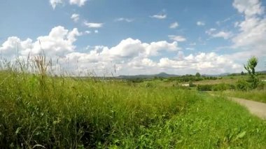Ünlü hill Hohenstaufen ile Almanya'da bir zaman atlamalı bulutlarda. Eski İmparatoru Barbarossa koltuğunda