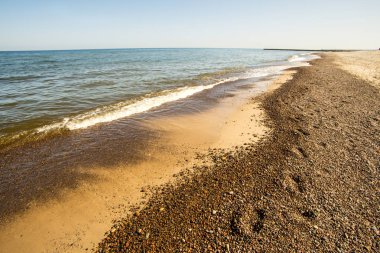 mavi gökyüzü ile Baltık Denizi'nin lonesome beach