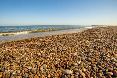 mavi gökyüzü ile Baltık Denizi'nin lonesome beach