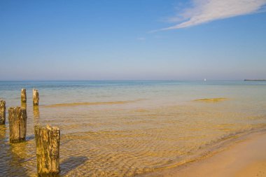 mavi gökyüzü ile Baltık Denizi'ndeki eski kasiklari