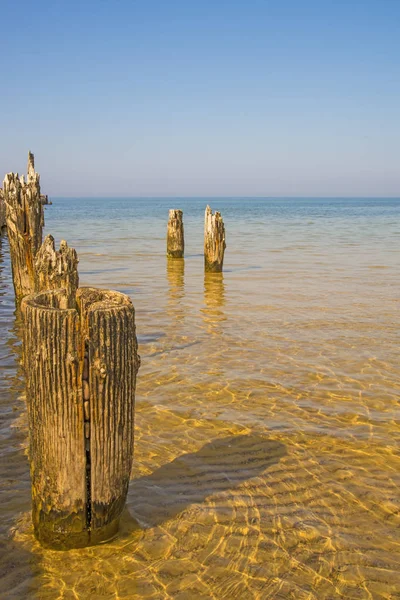 mavi gökyüzü ile Baltık Denizi'ndeki eski kasiklari