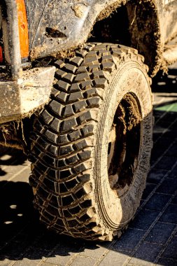 Lastik bir off road kapalı araba çamur ile